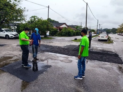 Nagoya 同事與在地工作人員站在鄰里道路修繕現場